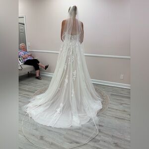 NWT Elegant Wedding Veil with White Trim